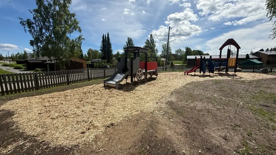 Røroverflade omkring legeredskaber.